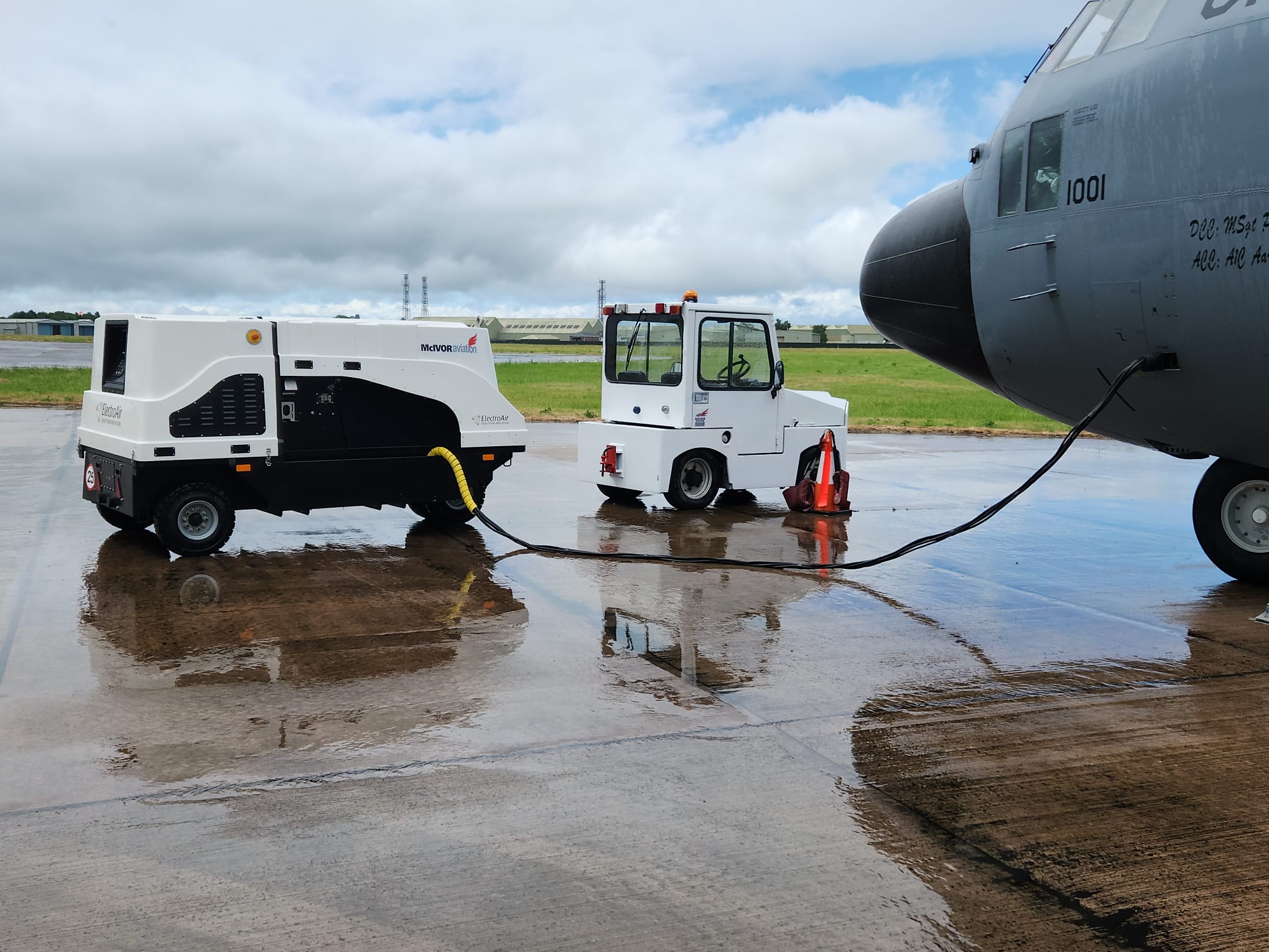 APA-ECO GPU connected to a C-130 Hercules aircraft