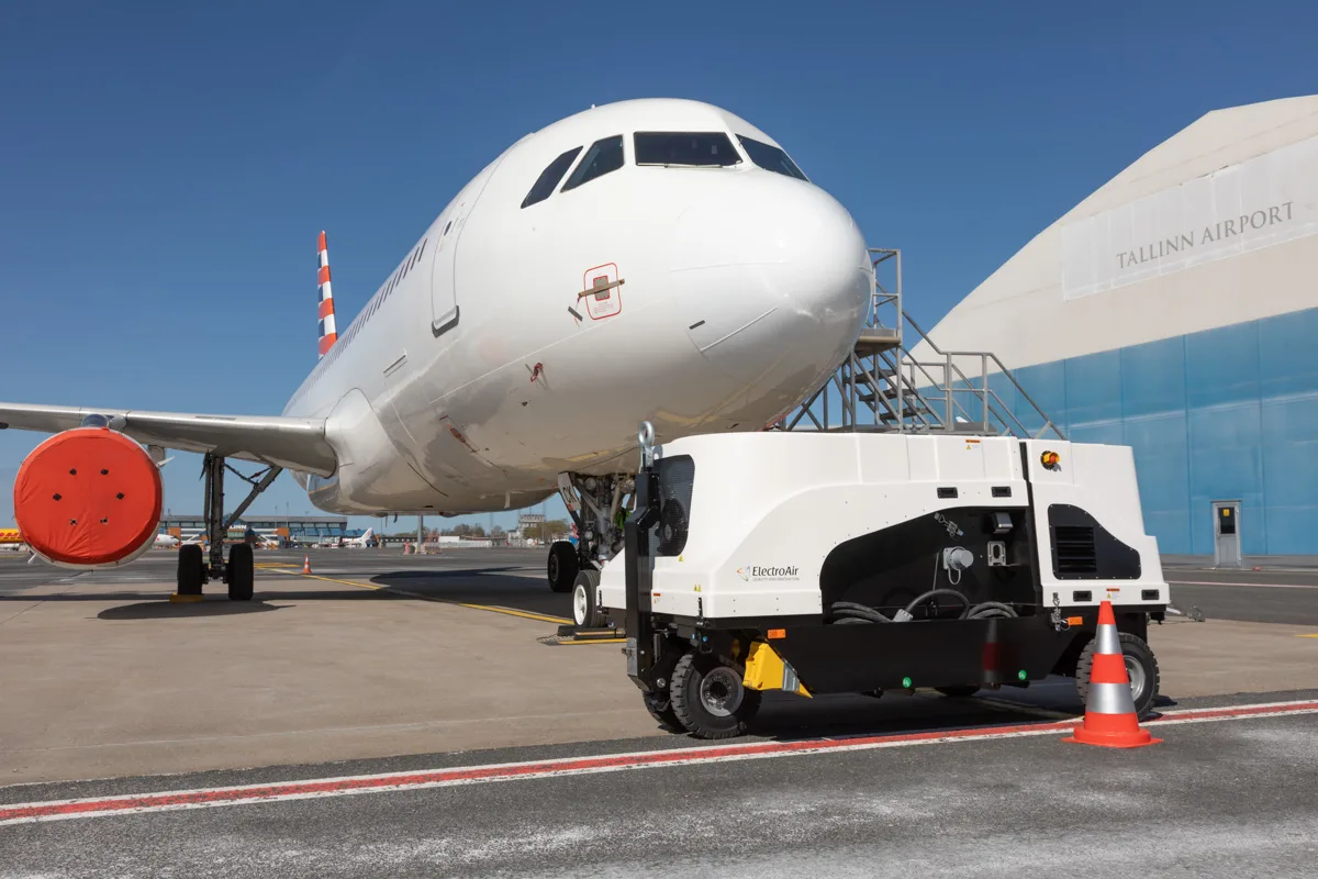APA-ECO battery GPU connected to aircraft at Tallinn Airport runway