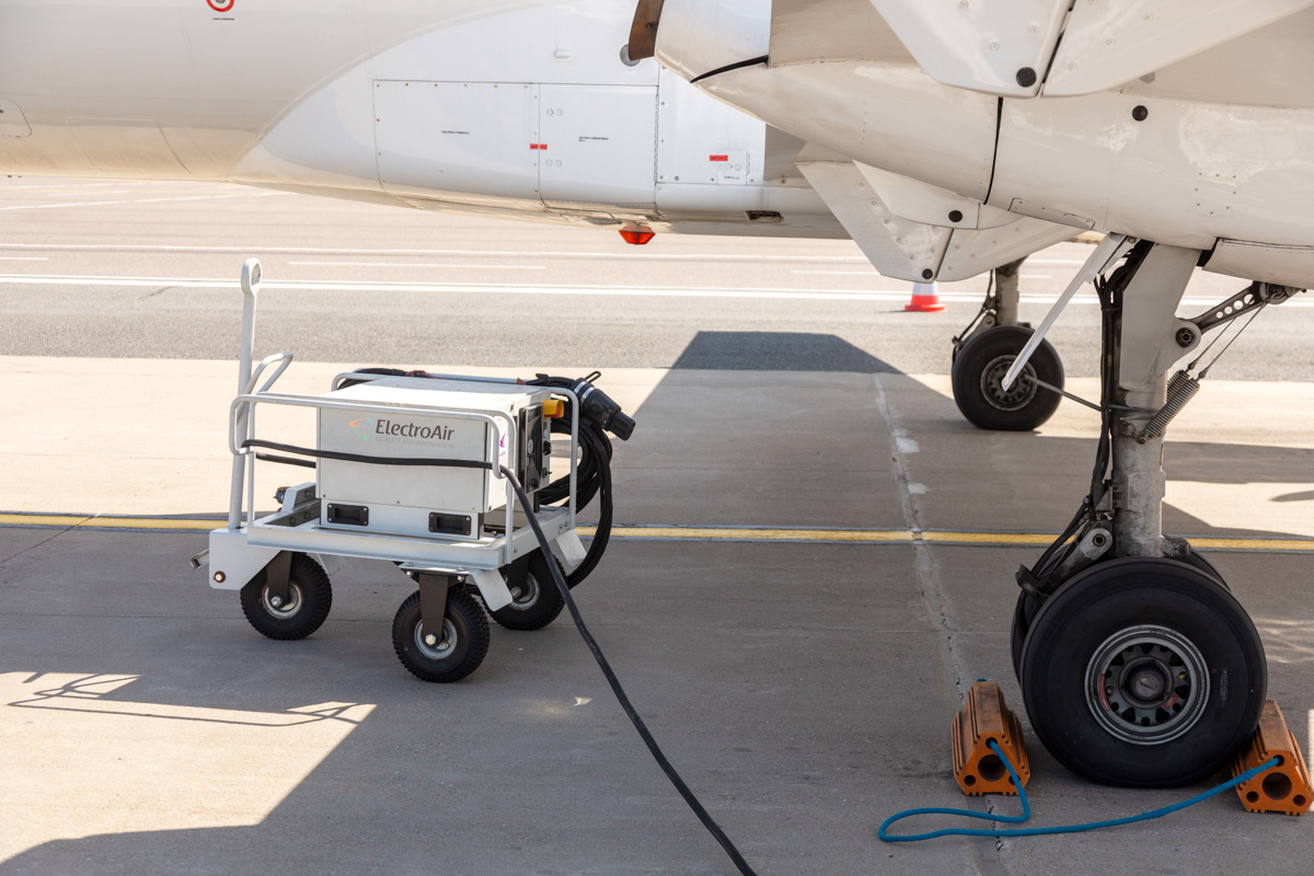 ElectroAir EAR-800M GPU powering an aircraft during ground servicing at a modern facility.