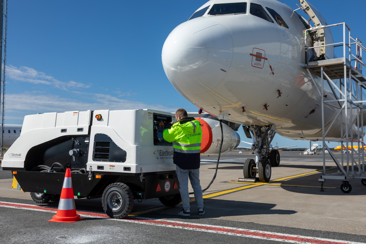 ElectroAir airport mobile GPU powering aircraft on the ground