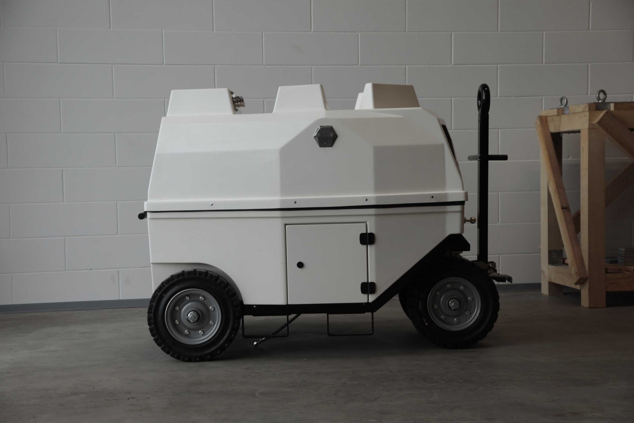 Compact ElectroAir battery GPU for aviation ground support in hangar