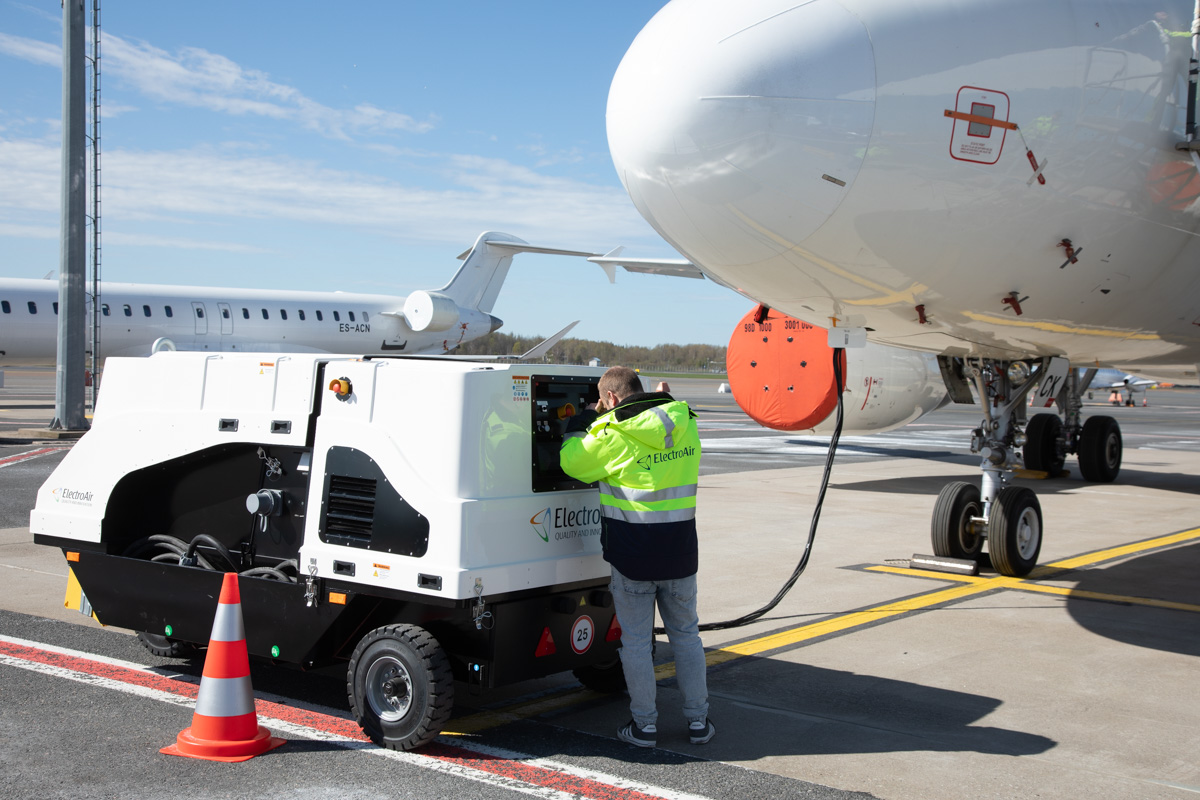 Detailed view of an ElectroAir underground PIT unit showing the protected connection interface used for 400Hz aircraft ground power supply. The system supports cleaner stand operations, reduced apron congestion, and more efficient APU-off procedures.