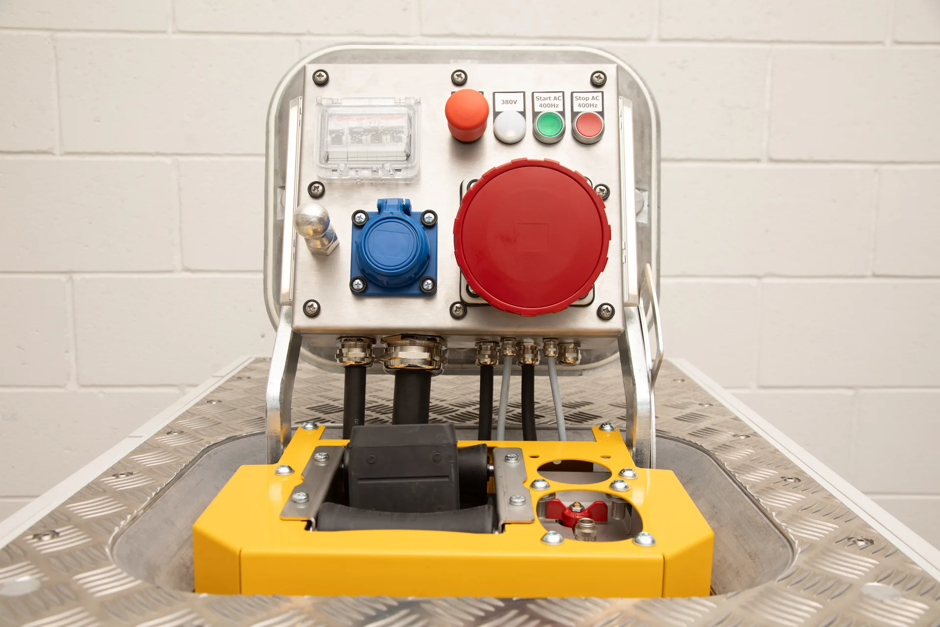 Mini Hatch PIT system for compact ground support at airports and remote airfields