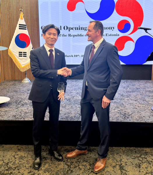 ElectroAir representative shaking hands with a Korean diplomat at the official opening ceremony of the Republic of Korea’s Embassy in Estonia.